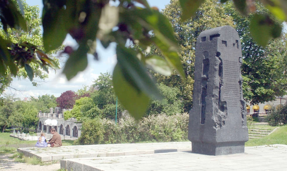  2006, wrzesień. Pomnik pomordowanych Żydów trafia na ul. Niecałą. Budowa się miała zacząć w październiku