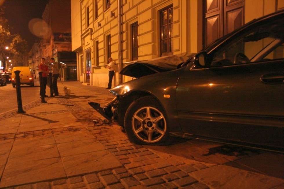  Pijany kierowca wjechał w Teatr Osterwy w Lublinie (zdjęcie 6) - Autor: Paweł Buczkowski