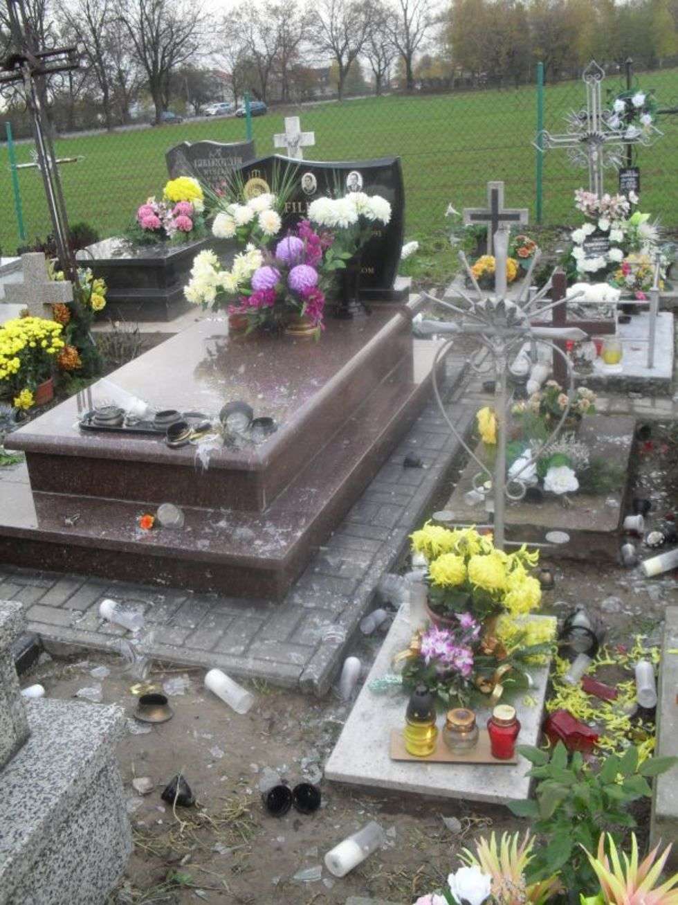  Garbów: Wandale na cmentarzu (zdjęcie 2) - Autor: Czytelnik Hubert