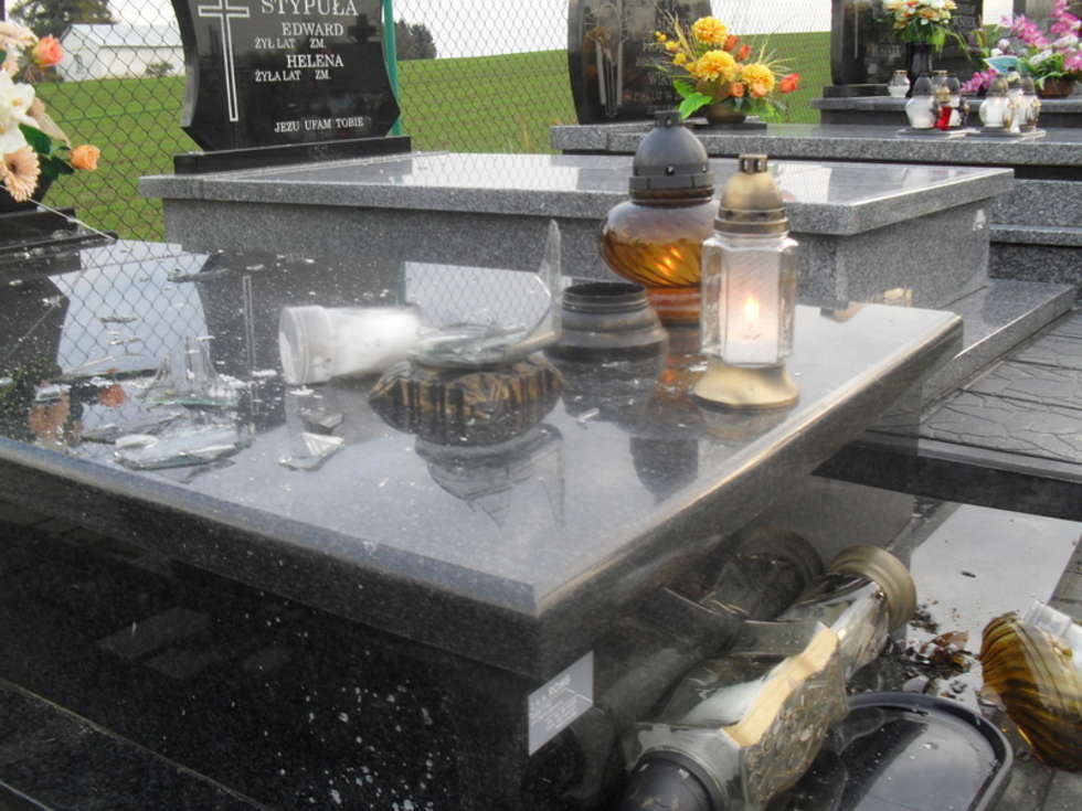  Garbów: Wandale na cmentarzu (zdjęcie 3) - Autor: Czytelnik Hubert