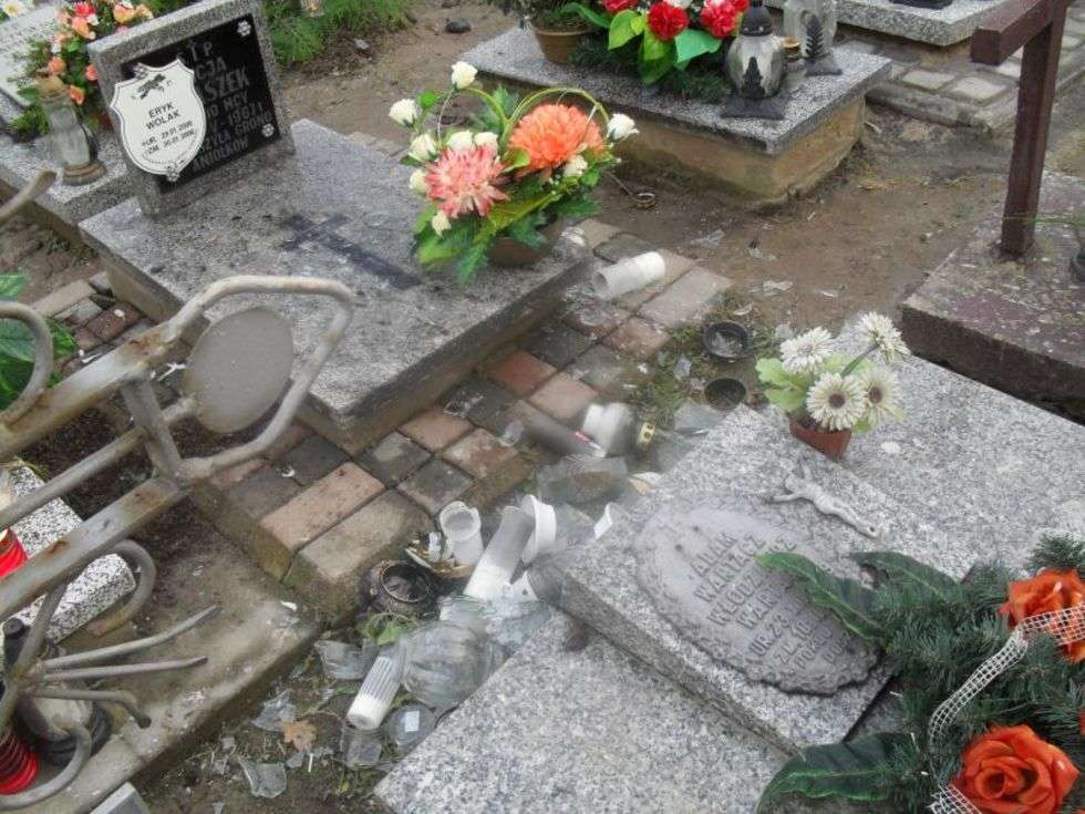  Garbów: Wandale na cmentarzu  - Autor: Czytelnik Hubert