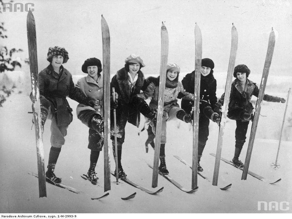  Moda angielska. Modelki prezentują stroje sportowe na narty. 1926 r.
