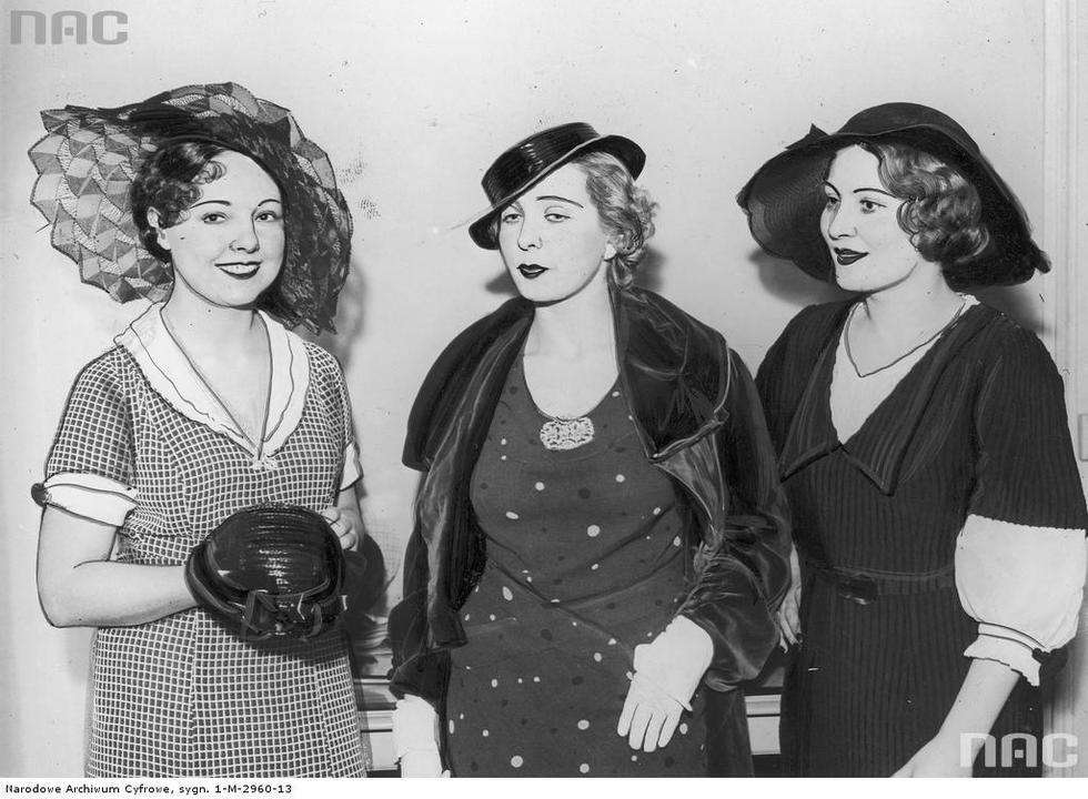  Moda francuska. Aktorki filmowe prezentują bardzo modne kapelusze. 1934 r.
