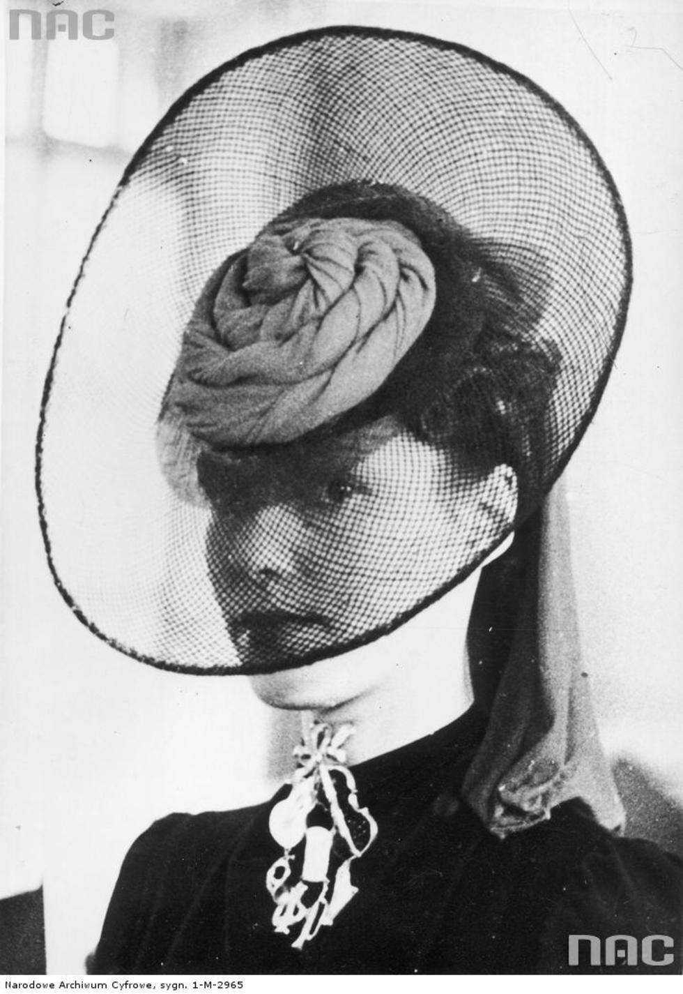  Moda francuska. Modelka prezentuje oryginalny kapelusz. 1939 r.

