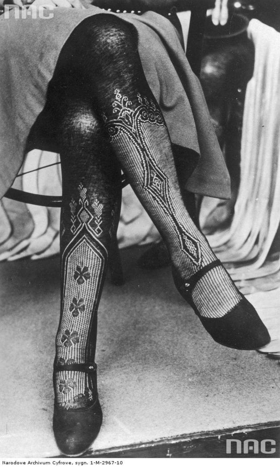  Moda niemiecka. Modelka prezentuje dziewiarskie pończochy we wzorki. 1927 r.