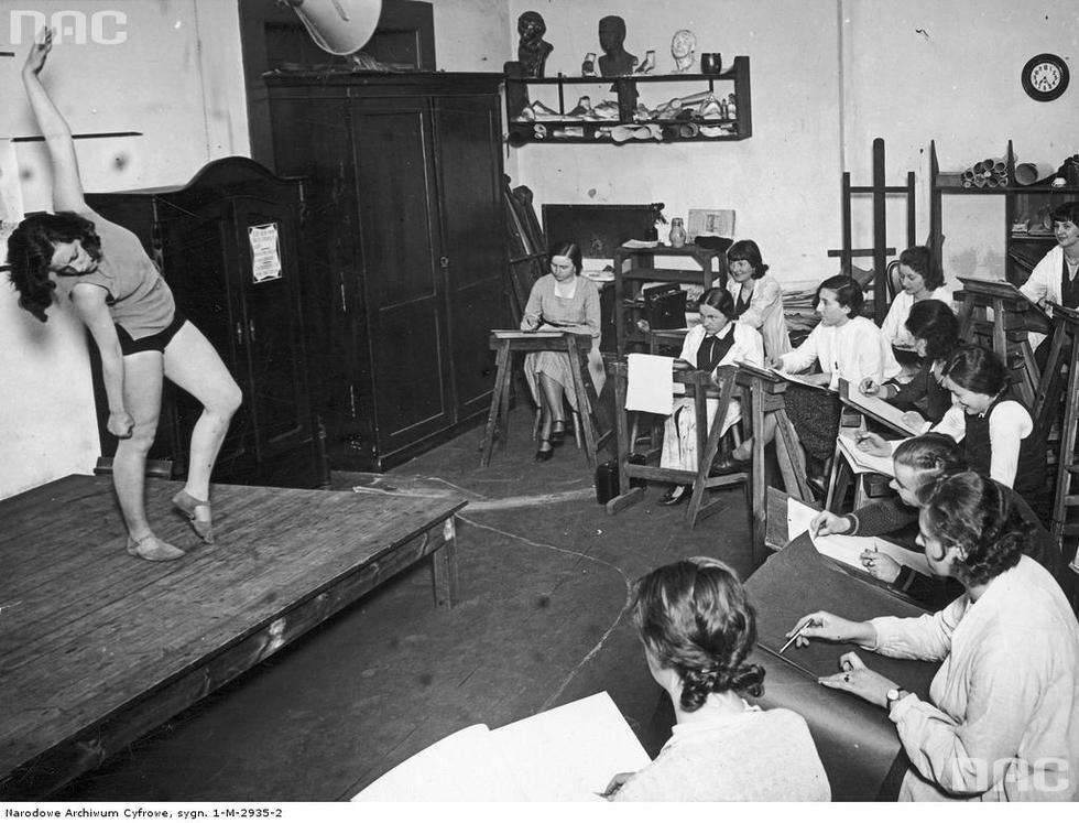  Szkoła projektantów mody w Berlinie. Uczennice podczas zajęć z anatomii. Marzec 1932 r.

