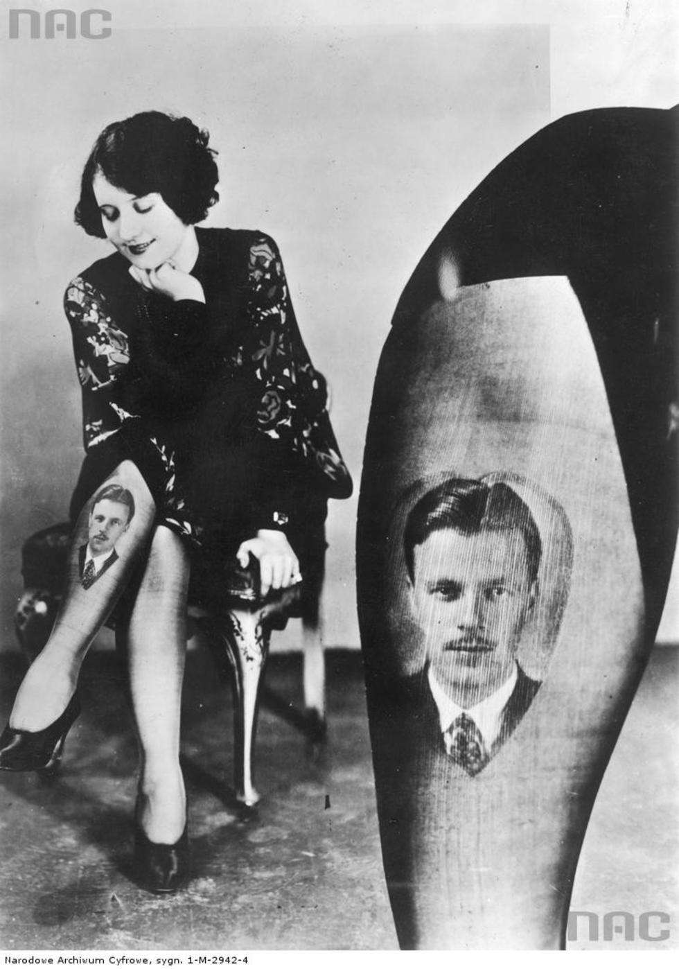  Modelka prezentuje swoje ekstrawaganckie pończochy. 1926 – 1931 r.


