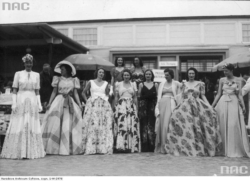 Impreza "Moda, muzyka i taniec" w Wiedniu. Opis obrazu: Modelki podczas prezentacji sukien wieczorowych. 1939 r.


