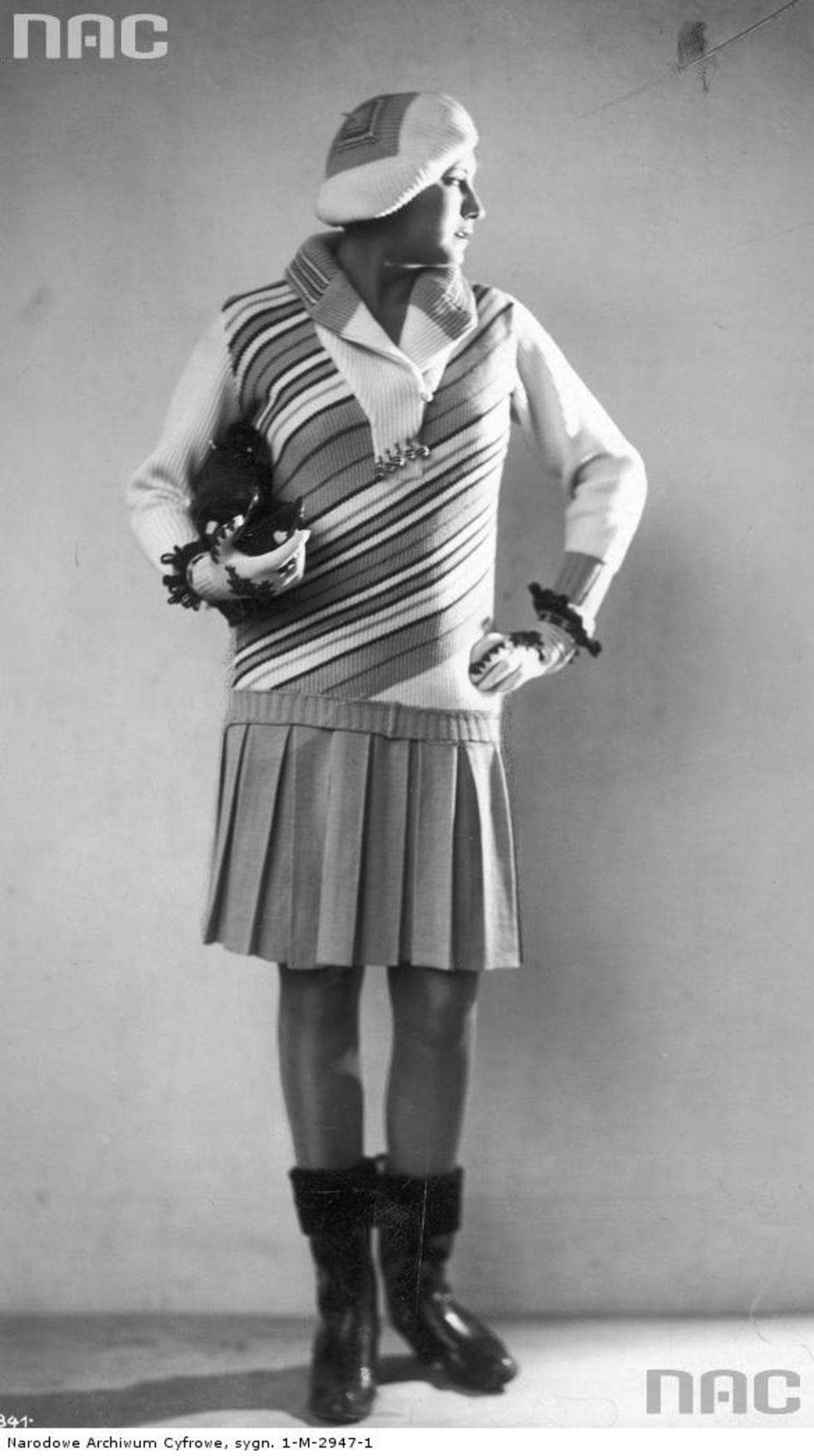  Moda austriacka. Modelka w plisowanej spódnicy i swetrze w pasy z kołnierzem i rękawiczkami oraz wzorzystym berecie. 1929 r.