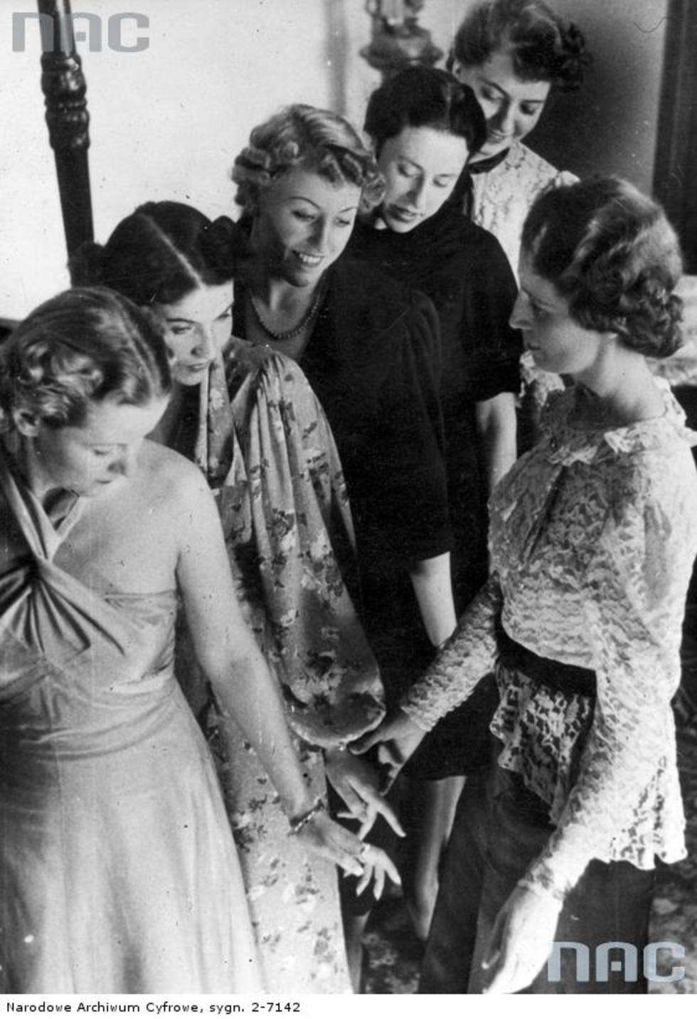  Salon mody w Warszawie. Kobiety w rozmowie z kierowniczką salonu mody. Marzec 1941 r.

