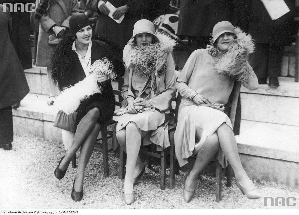  Pokaz mody podczas wyścigów konnych na torze Longchamp w Paryżu. Modelki prezentują kreacje przyozdobione szalami boa. 1930 – 1939 r.
