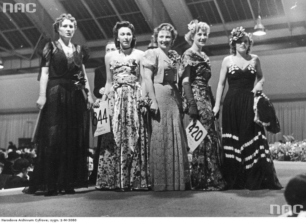  Pokaz mody zorganizowany przez Zakłady Przemysłu Odzieżowego ADEFA w Berlinie. Modelki prezentują suknie wieczorowe. 1939-01-11