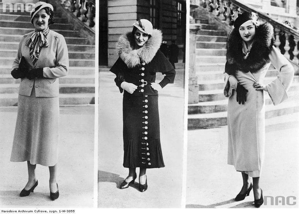  Moda damska prezentowana na wyścigach konnych Auteuil w Paryżu. Kobiety w modnych kostiumach i płaszczu w nakryciach głowy na wyścigach konnych Auteuil. 1933 r.



