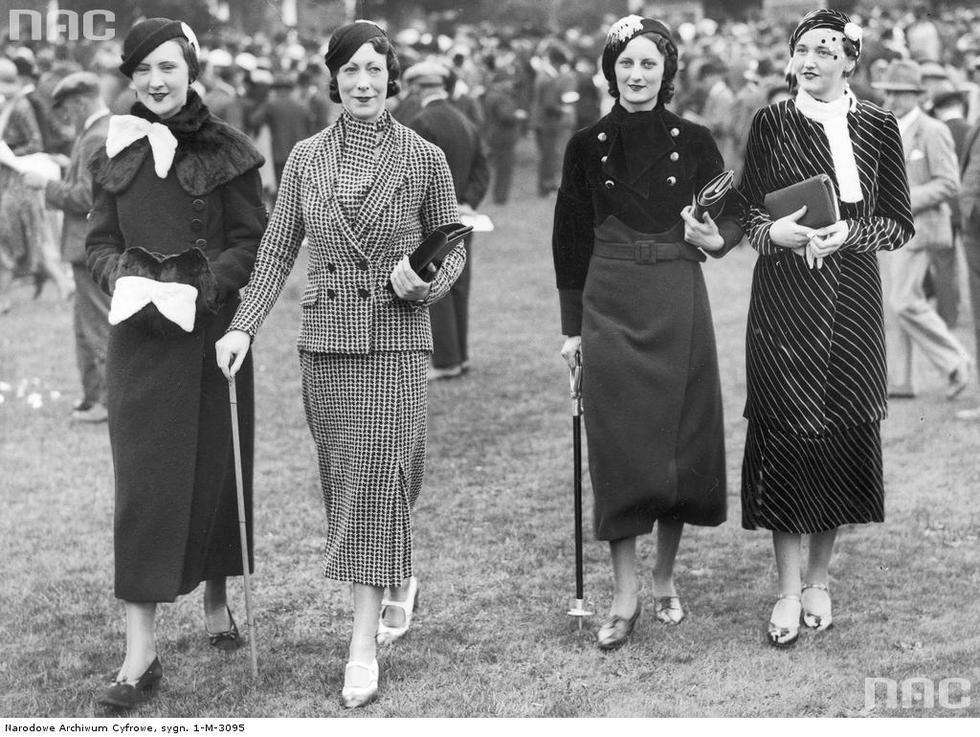  Pokaz mody na wyścigach konnych w York. Modelki prezentują płaszcze i kostiumy. 1932 r.
