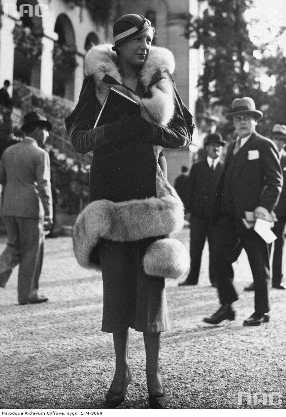  Moda damska prezentowana na wyścigach konnych Longchamp w Paryżu. Modelka prezentuje kostium obszyty futrem. 1933-10-08

