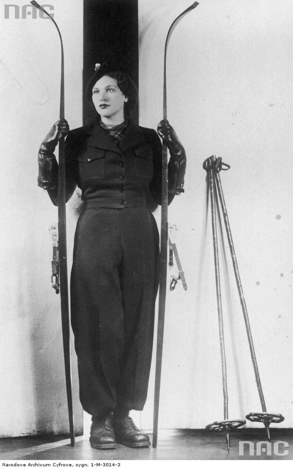  Moda na rok 1934. Kobieta w modnym stroju narciarskim.


