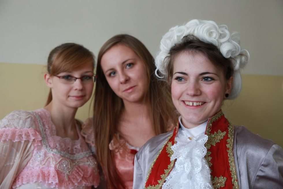  Pokaz mody barokowej w V L.O. (zdjęcie 5) - Autor: Hanna Bytniewska