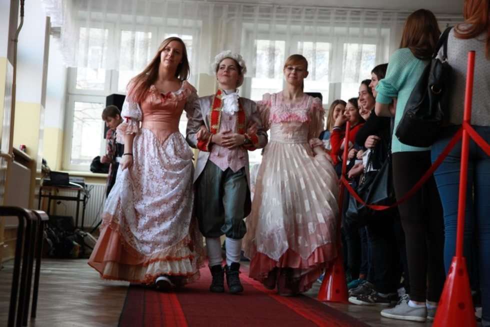  Pokaz mody barokowej w V L.O. (zdjęcie 9) - Autor: Hanna Bytniewska