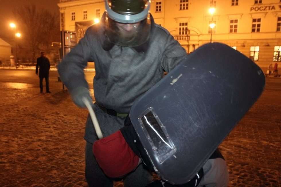  Próba inscenizacji walki z plutonem ZOMO w Lublinie (zdjęcie 4) - Autor: Wojciech Nieśpiałowski