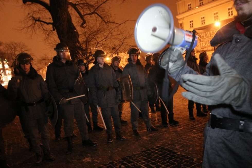  Próba inscenizacji walki z plutonem ZOMO w Lublinie (zdjęcie 8) - Autor: Wojciech Nieśpiałowski