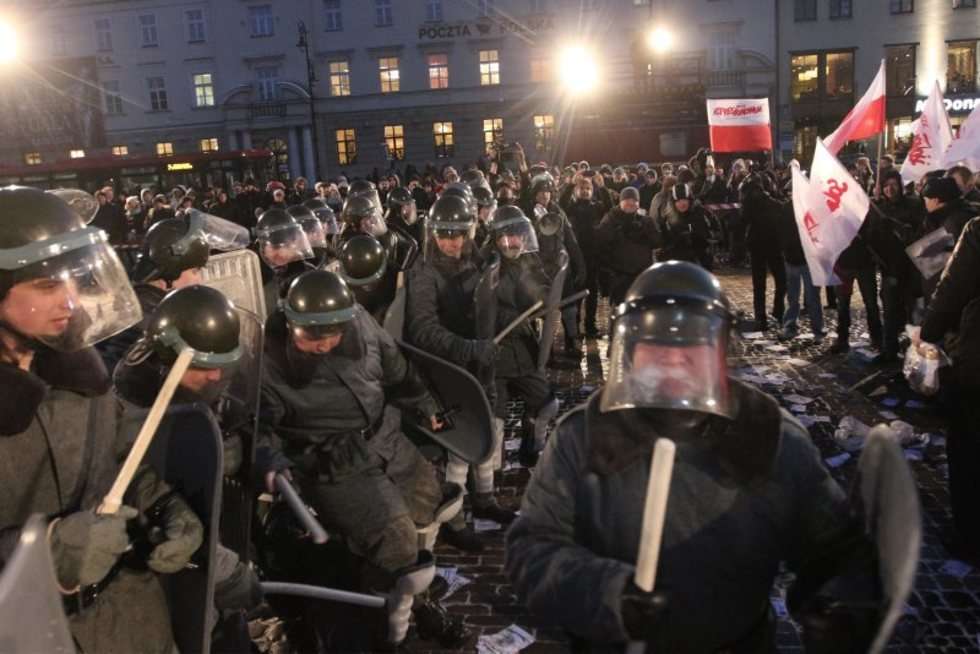  Inscenizacja walki z plutonem ZOMO w Lublinie (zdjęcie 10) - Autor: Wojciech Nieśpiałowski