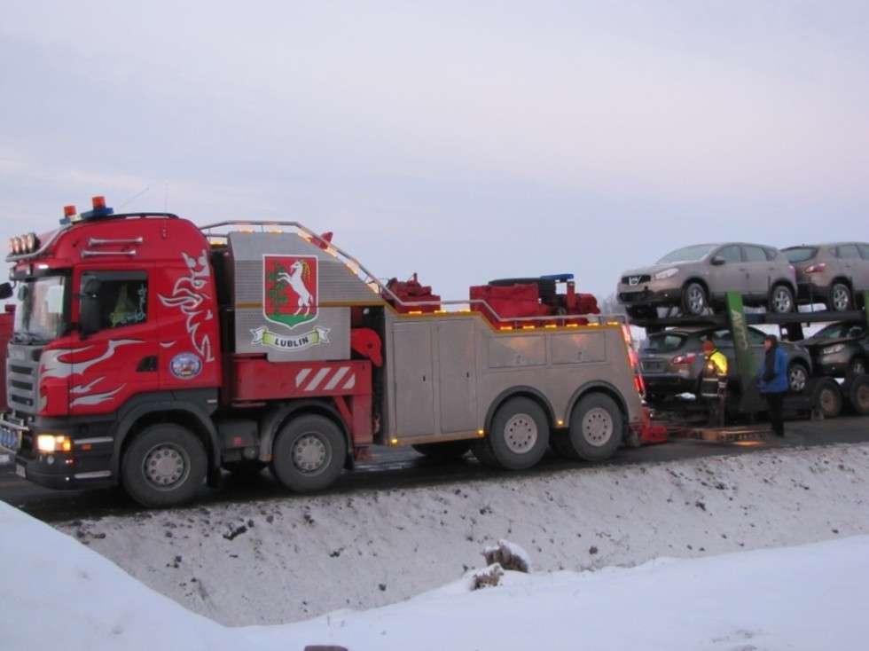  Sielce: Ciężarówka zjechała do rowu (zdjęcia) (zdjęcie 12) - Autor: Fotonews