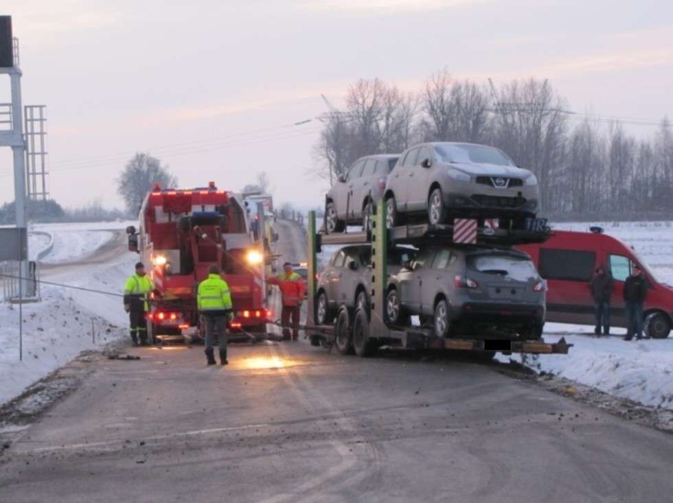  Sielce: Ciężarówka zjechała do rowu (zdjęcia) (zdjęcie 8) - Autor: Fotonews