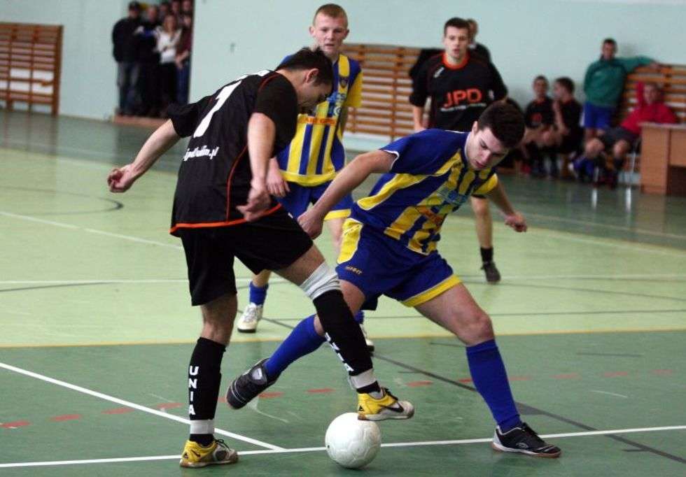  Mikołajkowy Halowy Turnieju Piłki Nożnej w Stróży  (zdjęcie 12) - Autor: Jacek Świerczyński