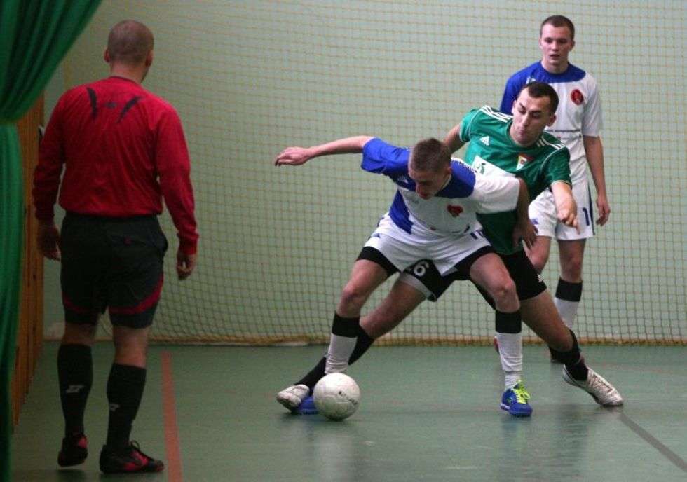  Mikołajkowy Halowy Turnieju Piłki Nożnej w Stróży  (zdjęcie 7) - Autor: Jacek Świerczyński
