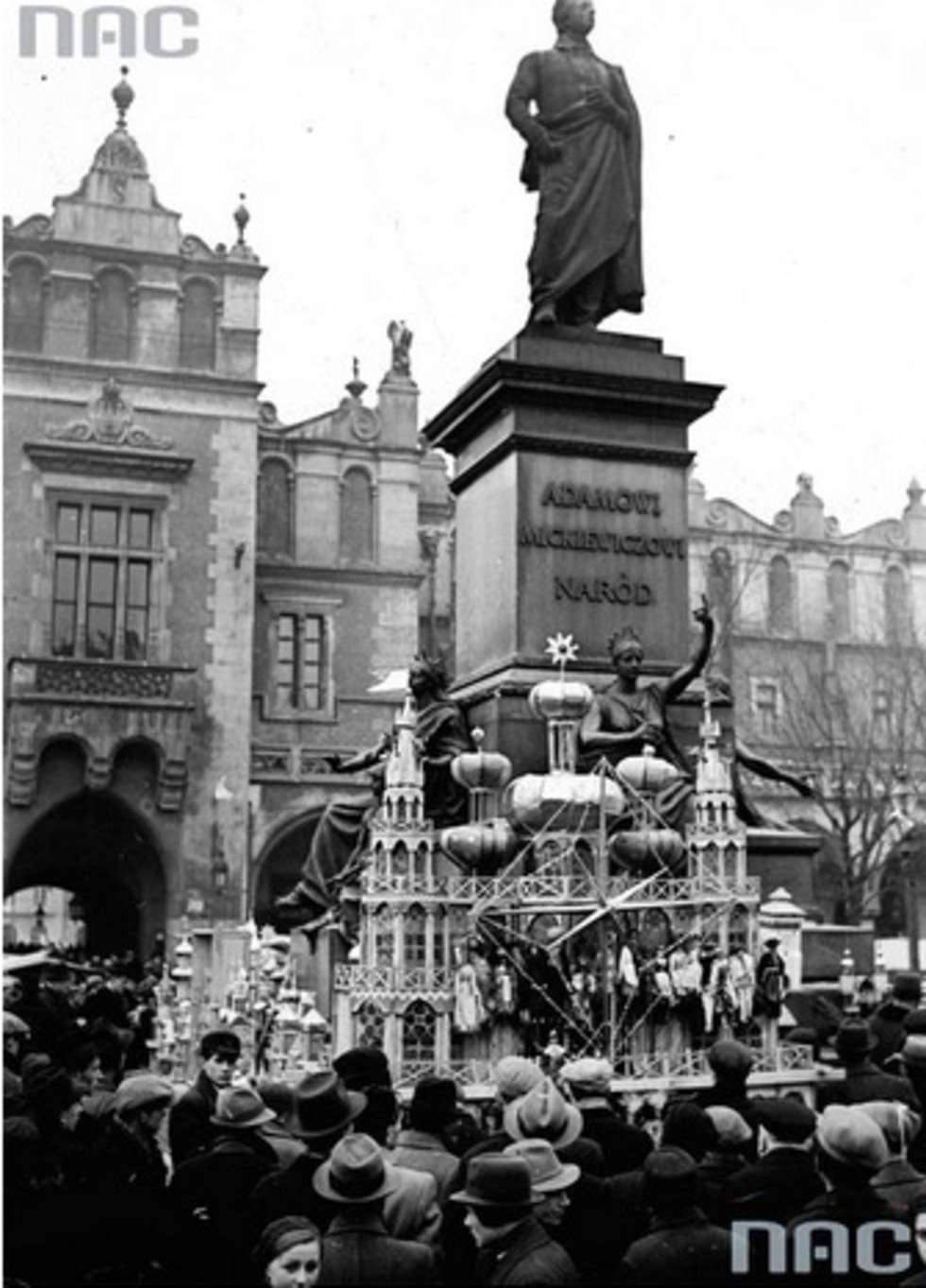  Sprzedaż (lub wystawa) szopek krakowskich pod pomnikiem Adama Mickiewicza na Rynku Głównym w Krakowie. 1938 rok.