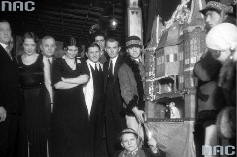  Goście w lokalu rozrywkowym stojący przy szopce. Zakopane. 1932 rok