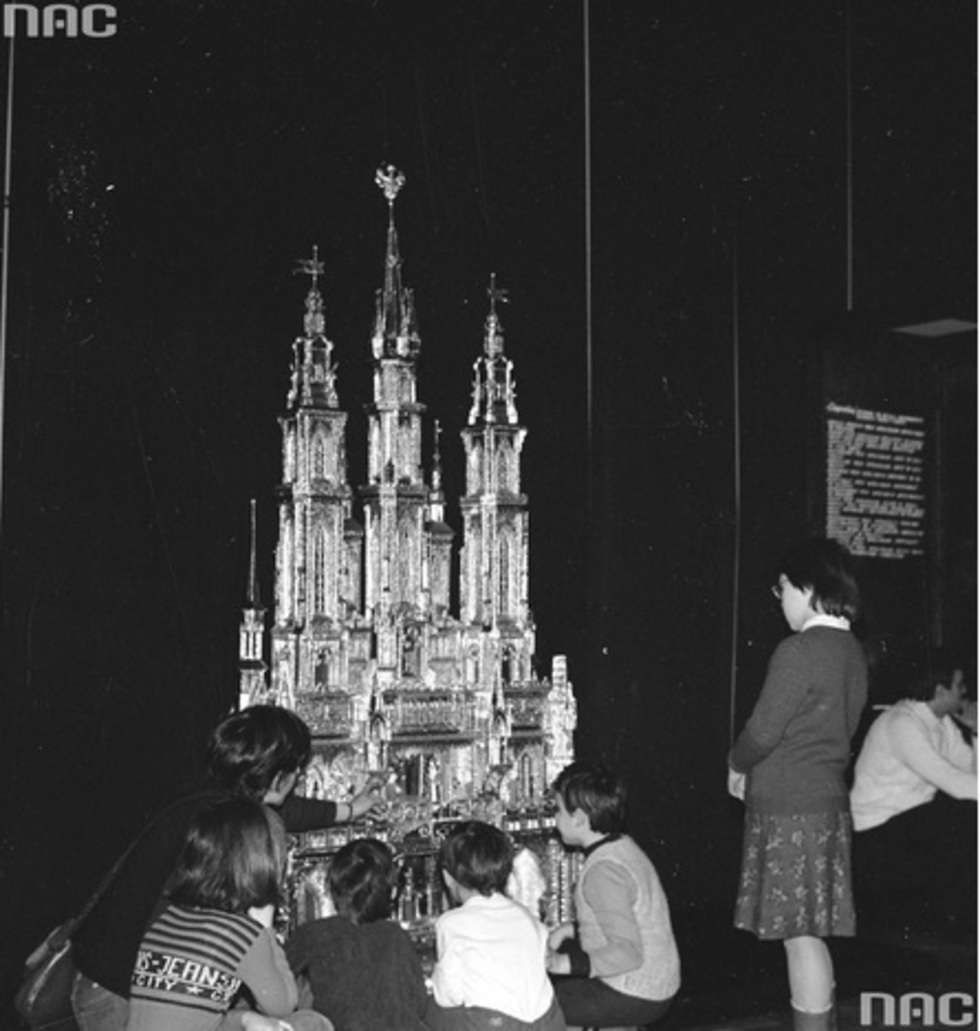  Dzieci oglądają szopkę krakowską. 1981 rok