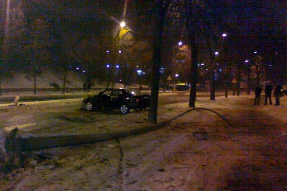 Al. Andersa: Samochód uderzył w latarnię (zdjęcie 2) - Autor: Robman / Alarm24