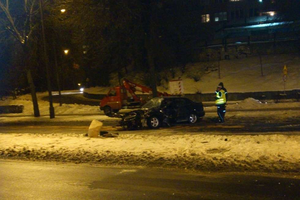  Al. Andersa: Samochód uderzył w latarnię (zdjęcie 3) - Autor: Robman / Alarm24