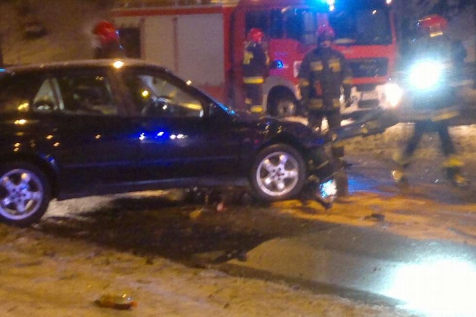  Al. Andersa: Samochód uderzył w latarnię  - Autor: Bobsleyy / Alarm24