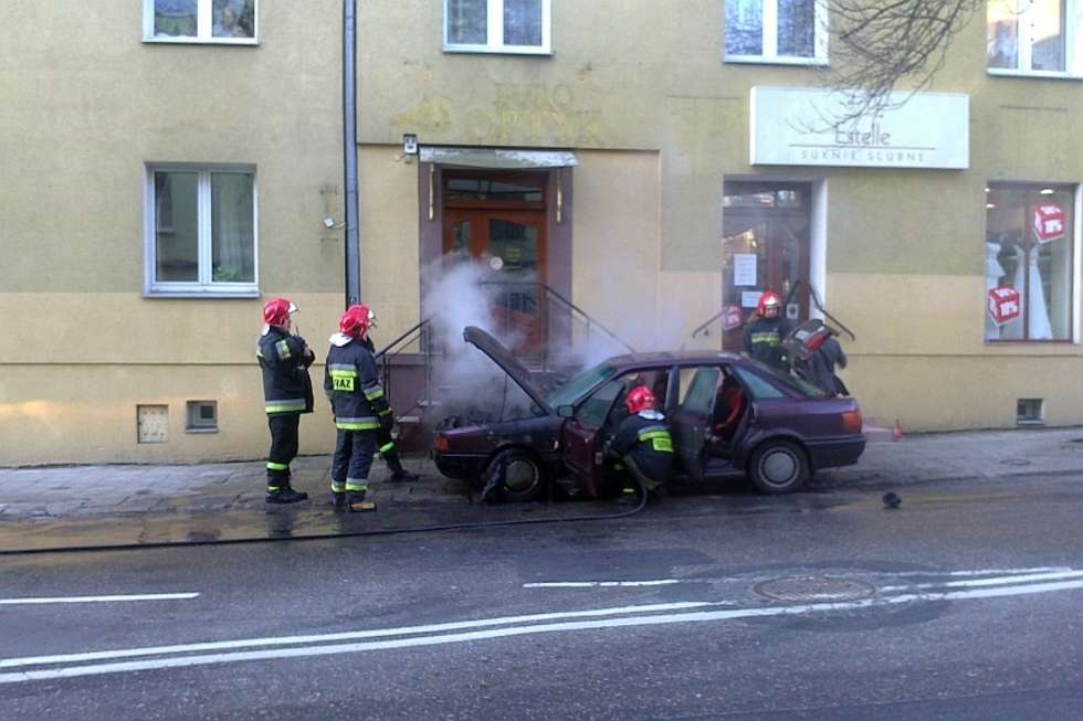  Pożar samochodu na ul. Narutowicza w Lublinie (zdjęcie 2) - Autor: Ewa
