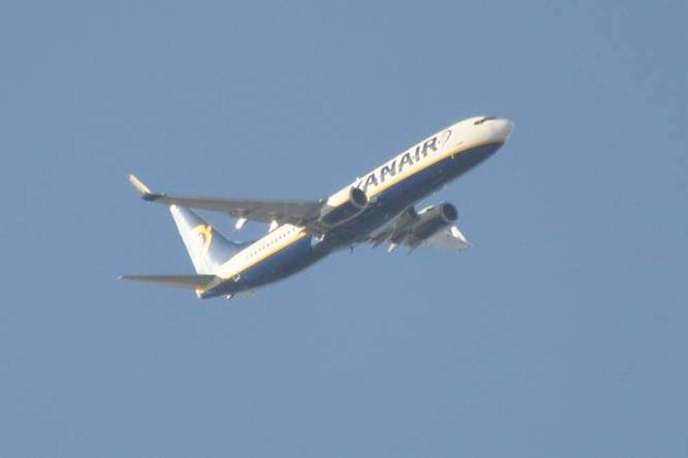  Samolot Ryanair podczas krążenia nad lotniskiem w Świdniku