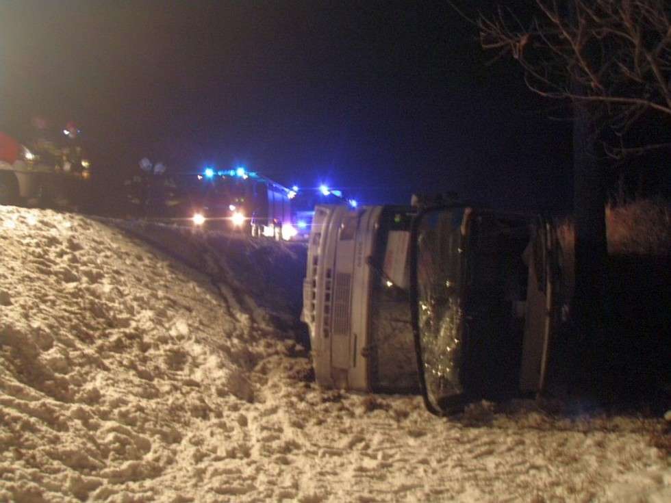  Wypadek autobusu w Cezarynie (zdjęcie 3) - Autor: KP PSP Puławy