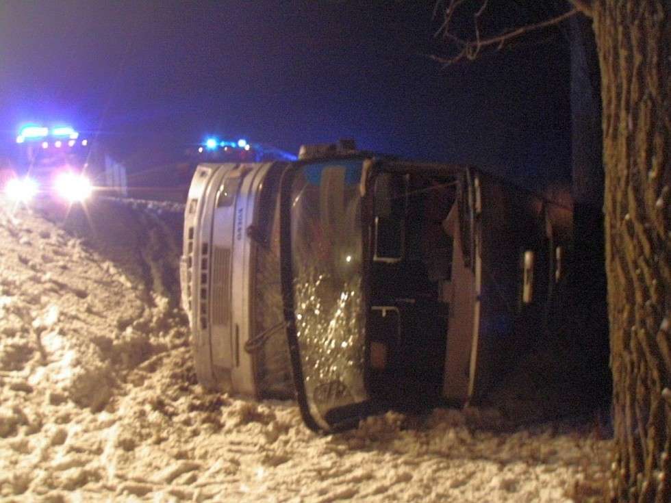  Wypadek autobusu w Cezarynie (zdjęcie 4) - Autor: KP PSP Puławy