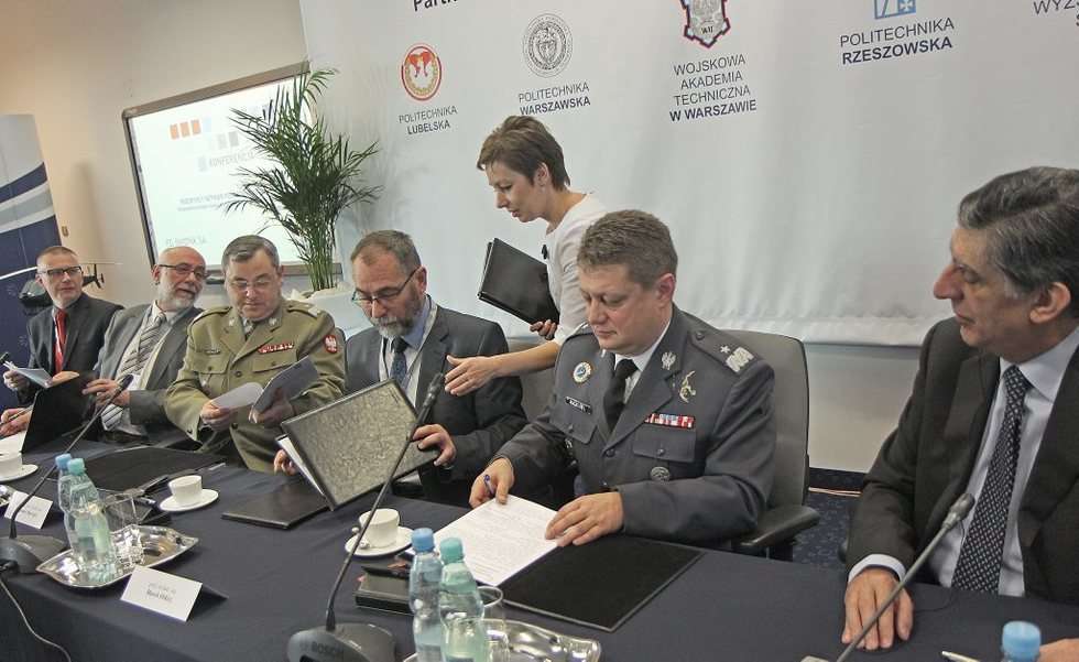  Podpisanie umowy w Agusta Westland (zdjęcie 7) - Autor: Maciej Kaczanowski