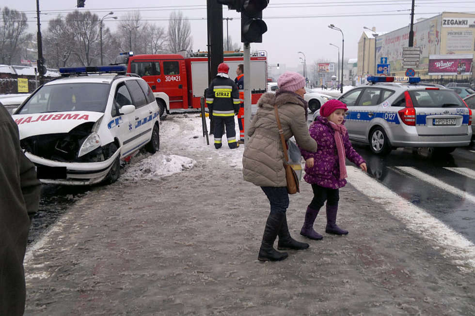  Informację o wypadku otrzymaliśmy od naszych Czytelników. <Br><br>O godz. 14:20 przy al. Tysiąclecia w Lublinie doszło do zderzenia ambulansu z samochodem osobowym. Jak wynika ze wstępnych ustaleń kierujący ambulansem jadąc od strony al . Warszawskiej zderzył się z samochodem osobowym (taksówką) . Dwie osoby podróżujące taksówką zostały przewiezione na badania. Występowały utrudnienia w ruchu. <br><br>Zablokowany był lewy, skrajny pas w kierunku Unii Lubelskiej oraz  dwa pasy w kierunku al. Warszawsloek. Policjanci kierowali ruchem.