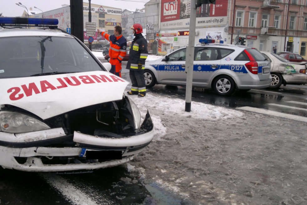  Wypadek na skrzyżowaniu ul. Lubartowskiej z al. Solidarności (zdjęcie 2) - Autor: Maciej Kaczanowski
