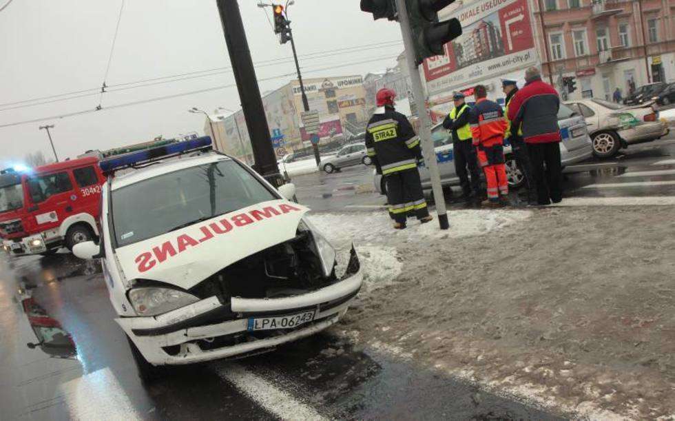  Wypadek na skrzyżowaniu ul. Lubartowskiej z al. Solidarności (zdjęcie 5) - Autor: Maciej Kaczanowski