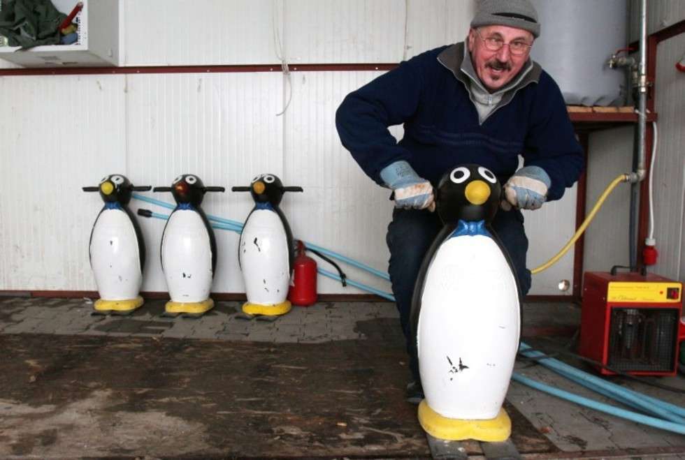  A dzięki takim pingwinkom od soboty najmłodsi będą mogli uczyć się jazdy na łyżwach na lodowisku na Globusie. Tutaj ostatnie testy obsługi obiektu