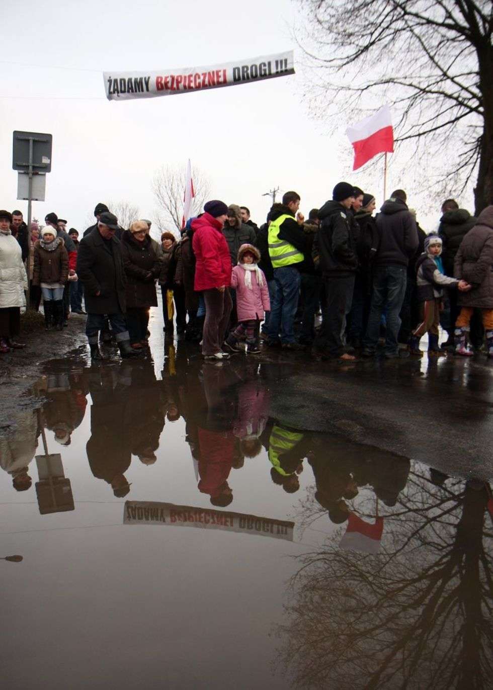  Blokada drogi w Krężnicy Jarej (zdjęcie 8) - Autor: Jacek Świerczyński