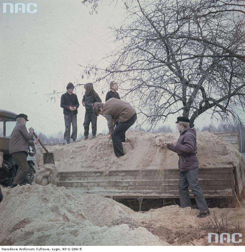  Akcja "Wiosna Czynów". Budowa drogi na wsi w czynie społecznym. Wysypywanie piachu z przyczepy.<br>Data wydarzenia: 1970-04-12<br /><br /> Autor:<a href="http://www.nac.gov.pl/"> NAC</a>