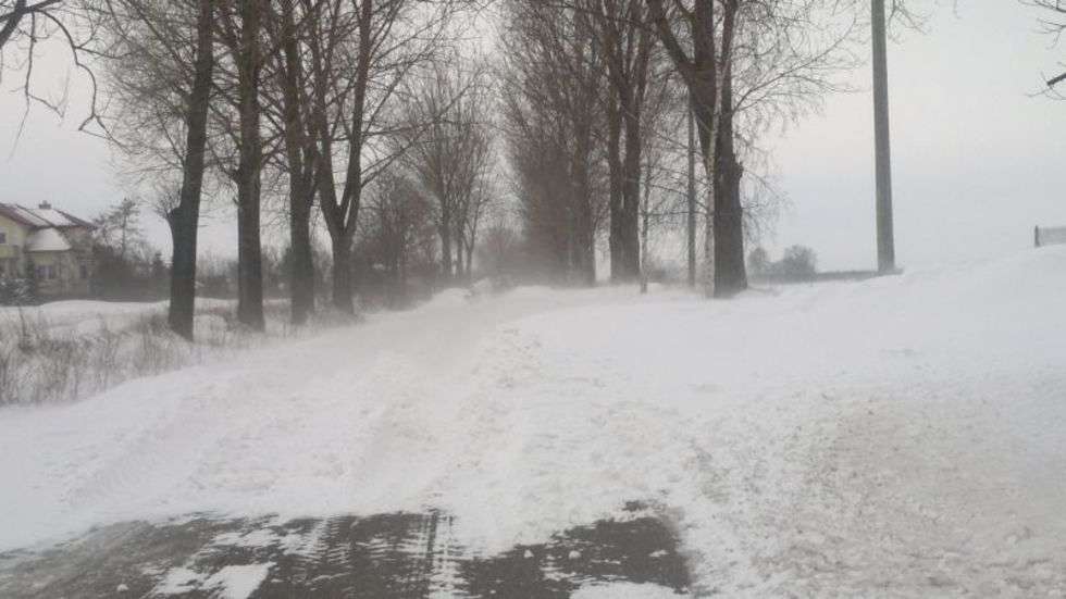  Droga powiatowa w Zemborzycach łącząca drogę krajową DK-19 i ul. Krężnicką. Ciągniki rolnicze wyciągają samochody, które utknęły w zaspach. Droga jest obecnie nieprzejezdna.