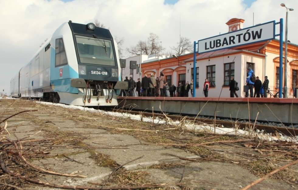  Pociąg Lublin - Lubartów wyjechał na tory  - Autor: Maciej Kaczanowski