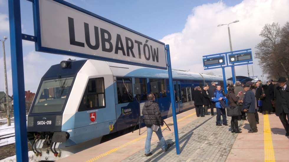  Pociąg Lublin - Lubartów wyjechał na tory (zdjęcie 5) - Autor: Maciej Kaczanowski