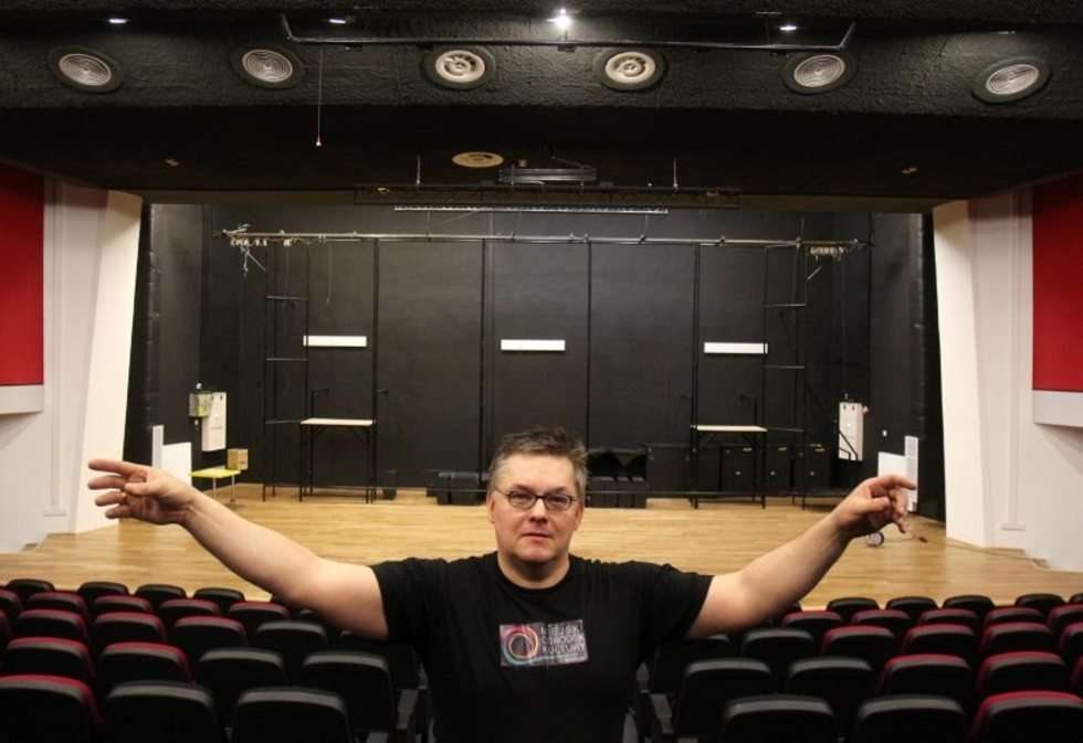  Tomasz Masaniec, specjalista do spraw koordynacji systemów audiowizualnych w nowej sali kina Lot. Na widzów czeka 344 foteli. 4 fotele ze starego kina i stary projektor będzie można zobaczyć w holu